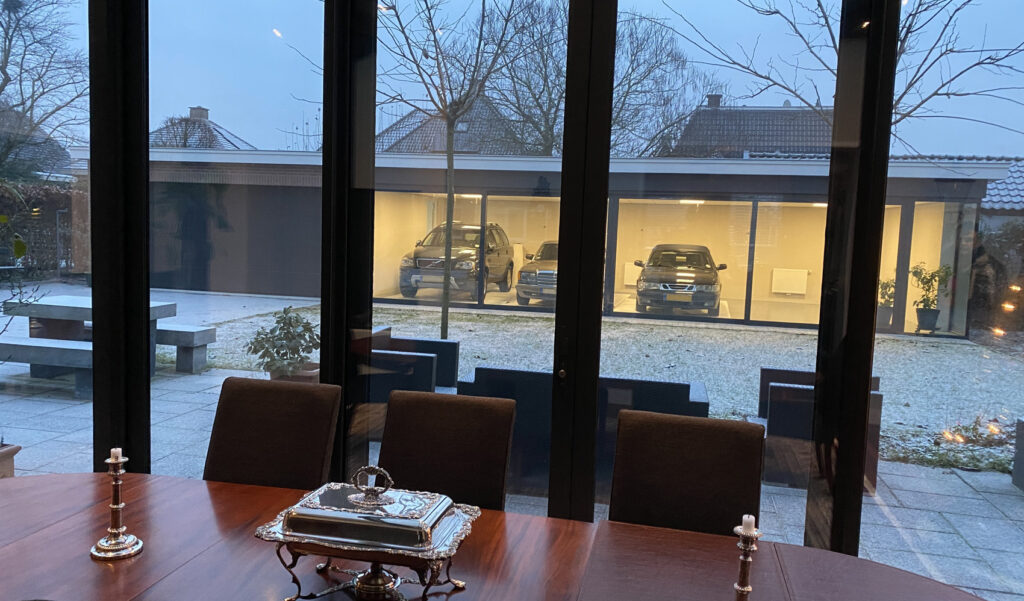 garage met oldtimer stalling - zicht vanuit woning
